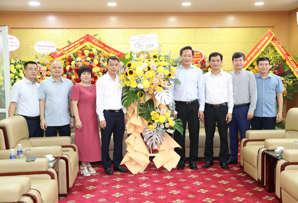   Provincial Party Secretary Nguyen Huu Nghia congratulates the Central Propaganda and Education Commission and central press agencies on the occasion of Vietnam Revolutionary Press Day June 21